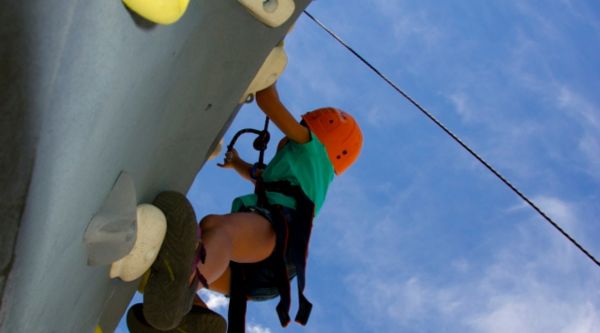 Grupo de alumnos disfrutando de una actividad de multiaventura durante su viaje de fin de curso en Cádiz 