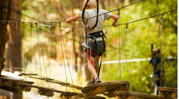 Jóvenes participantes realizando circuitos de aventura durante su viaje de estudios en Teruel