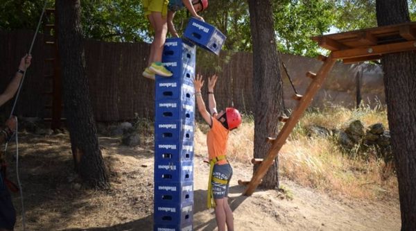 Grupo de alumnos de 6º de Primaria disfrutando de actividades adaptadas a su edad en Soria