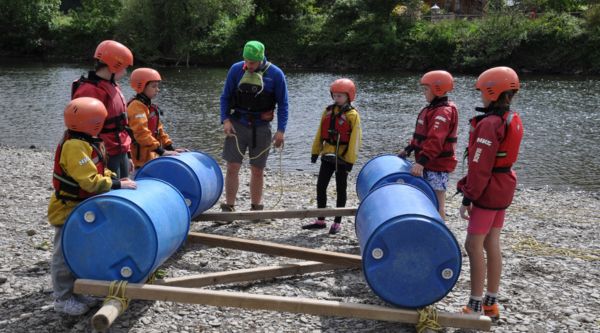 Grupo de alumnos disfrutando de una actividad de multiaventura durante su viaje de fin de curso en Tenerife