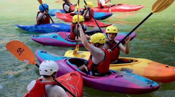 Grupo de estudiantes practicando kayak y paddle surf durante su semana azul en Lugo 