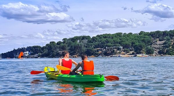 Grupo de estudiantes practicando kayak y paddle surf durante su despedida de ciclo en Valencia 