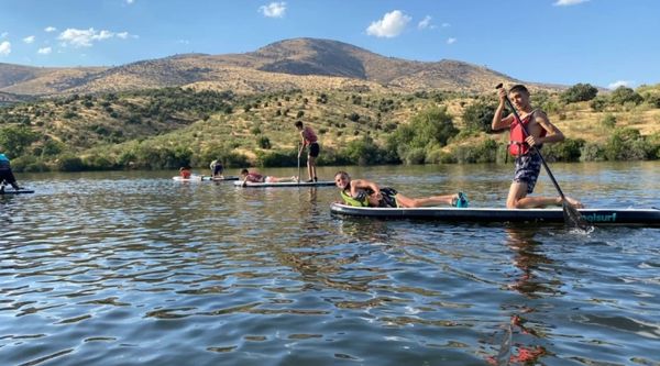 Grupo de estudiantes adolescentes de Secundaria disfrutando de su viaje de fin de estudios en Ávila