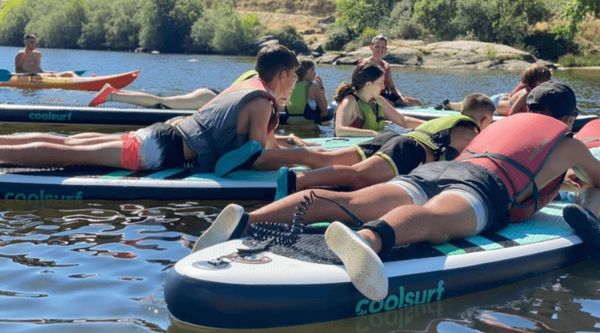 Grupo de estudiantes adolescentes de Secundaria disfrutando de su viaje de fin de estudios en Guipúzcoa 