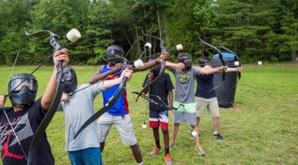 Clase de cuarto de secundaria posando en grupo durante su estancia de fin de etapa en Segovia 