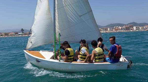 Jóvenes de institutos (IES) celebrando su graduación compartiendo momentos únicos con sus compañeros en Tenerife