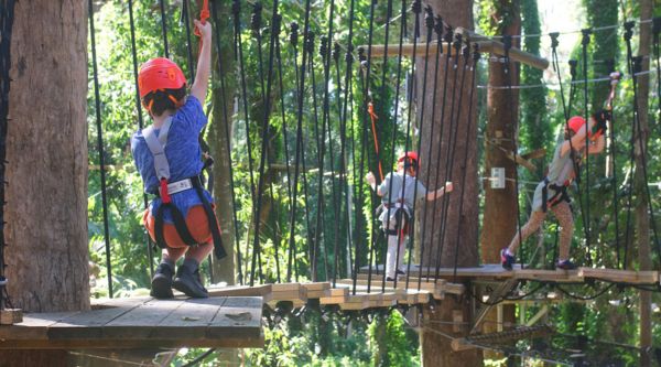 Grupo de alumnos disfrutando de una actividad de multiaventura durante su viaje de fin de curso en Palma de Mallorca 