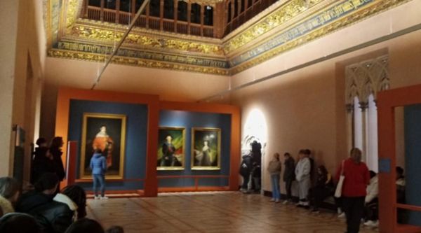 Grupo de estudiantes atendiendo a las explicaciones del guía durante su viaje de estudios por la ciudad de Murcia