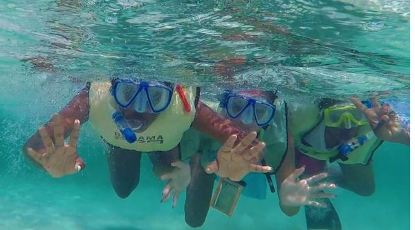 Alumnos equipados con chalecos salvavidas realizando actividades náuticas durante su semana azul en Albacete 