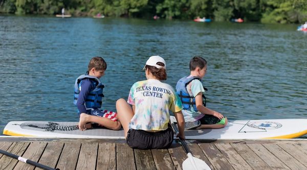 Grupo de estudiantes practicando kayak y paddle surf durante su despedida de ciclo en Asturias 