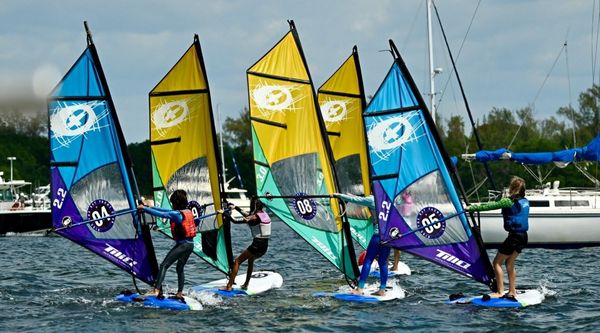 Clase participando en una iniciación a los deportes acuáticos durante su convivencia escolar en Cáceres 