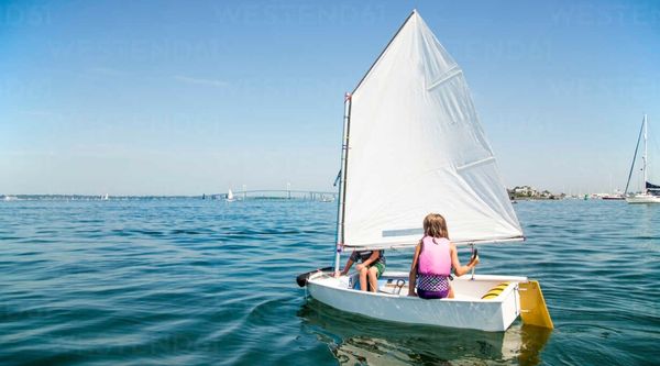 Jóvenes disfrutando de una jornada de vela y aventura en el agua durante su despedida de ciclo en Tarragona