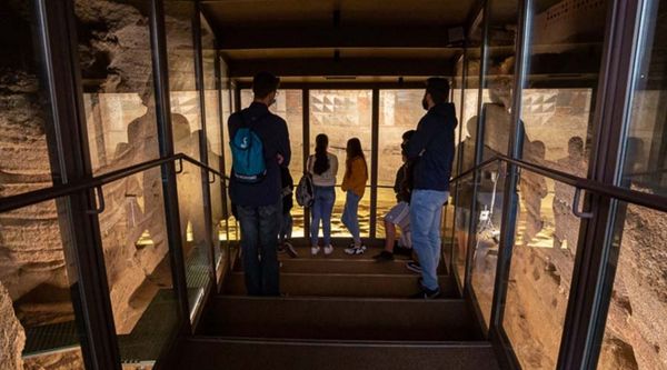 Grupo de estudiantes frente a los monumentos más emblemáticos durante su viaje de estudios por el casco histórico de Cantabria 