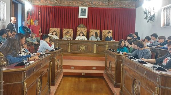 Alumnos y profesores atendiendo a las explicaciones del guía durante su viaje de estudios por el casco histórico de Gran Canaria 
