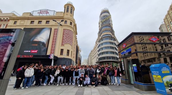 Alumnos y profesores realizando una visita guiada durante su viaje de fin de curso cultural por el casco histórico de Guipúzcoa 