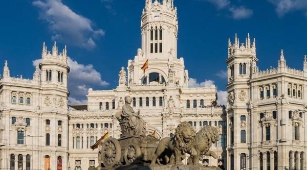 Alumnos y profesores descubriendo el patrimonio histórico durante su viaje de fin de curso cultural por la ciudad de Huesca 