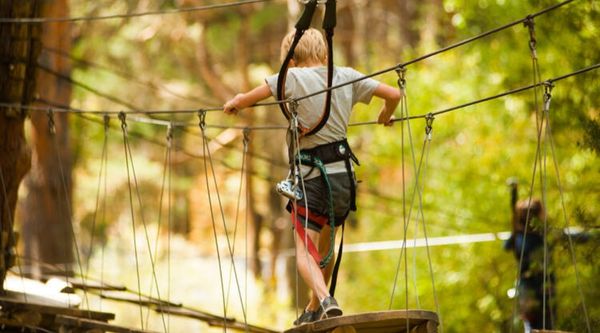 Grupo de alumnos de 6º de Primaria disfrutando de actividades adaptadas a su edad en Teruel