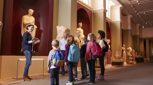 Grupo de estudiantes descubriendo el patrimonio histórico durante su viaje de fin de curso cultural por el casco histórico de Lugo 